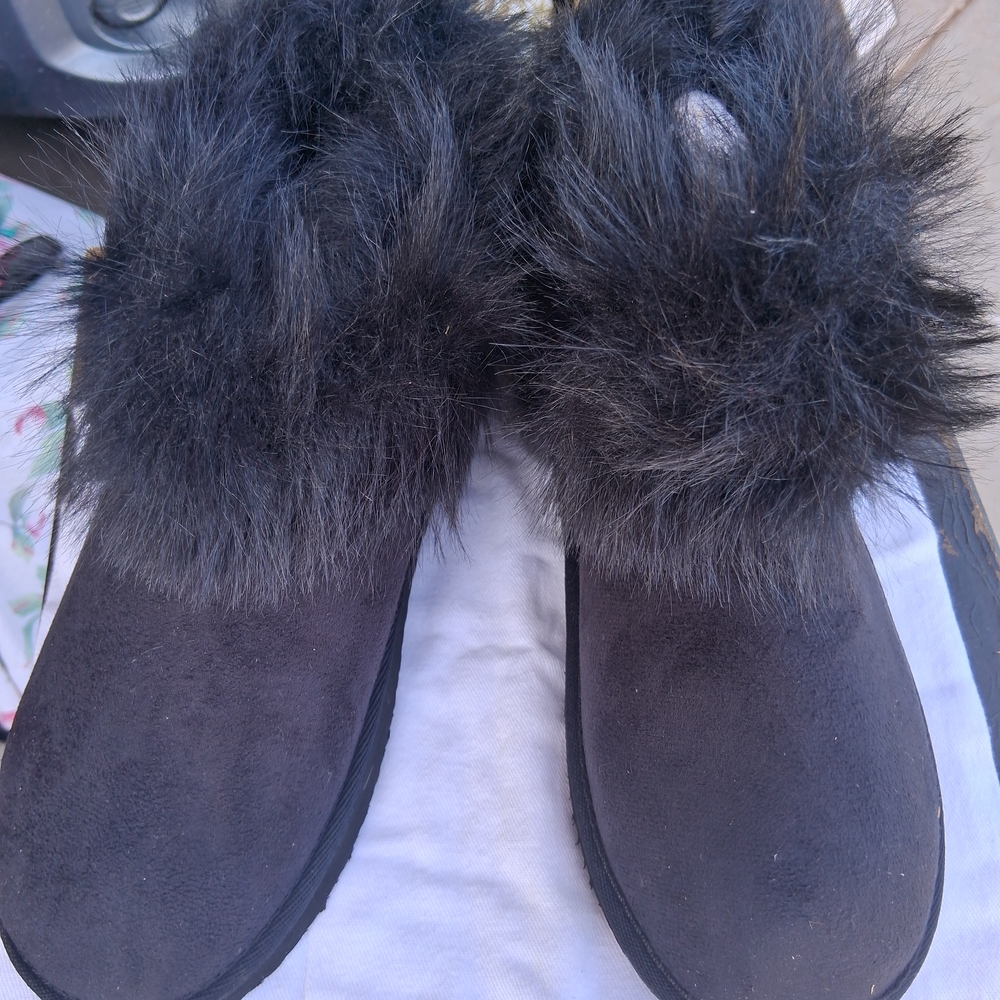 Women’s Faux Fur Trim Slip-On Winter Boots - Black